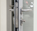 Electromechanical mortise lock for profile doors energized with a bolt throw