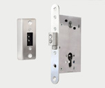 Contact groups in locking bolt and under strike plate